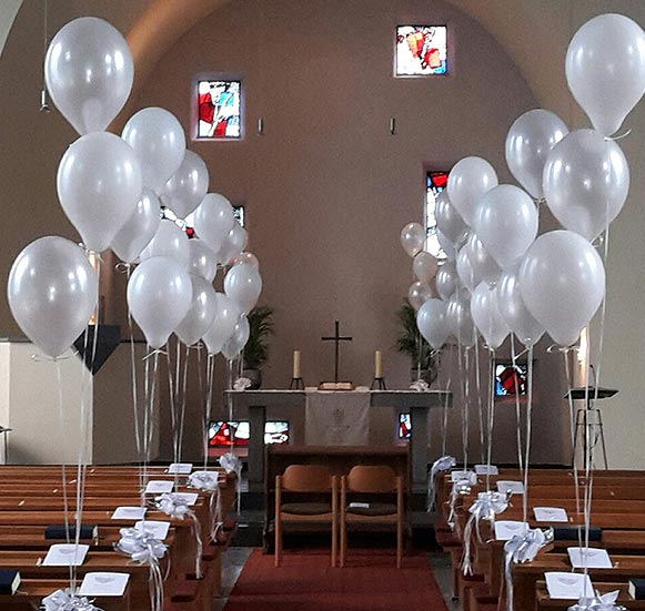 Ballondeko an den Kirchenbänken zur Hochzeit