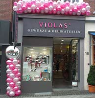 Rosa und pinke Ballons als Hingucker vor dem Ladenlokal