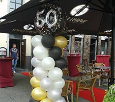Zum 50ten Jubiläum - Ballons in weiß, gold und schwarz