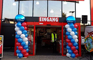 Ballondeko vor dem Eingang eines Möbelhauses